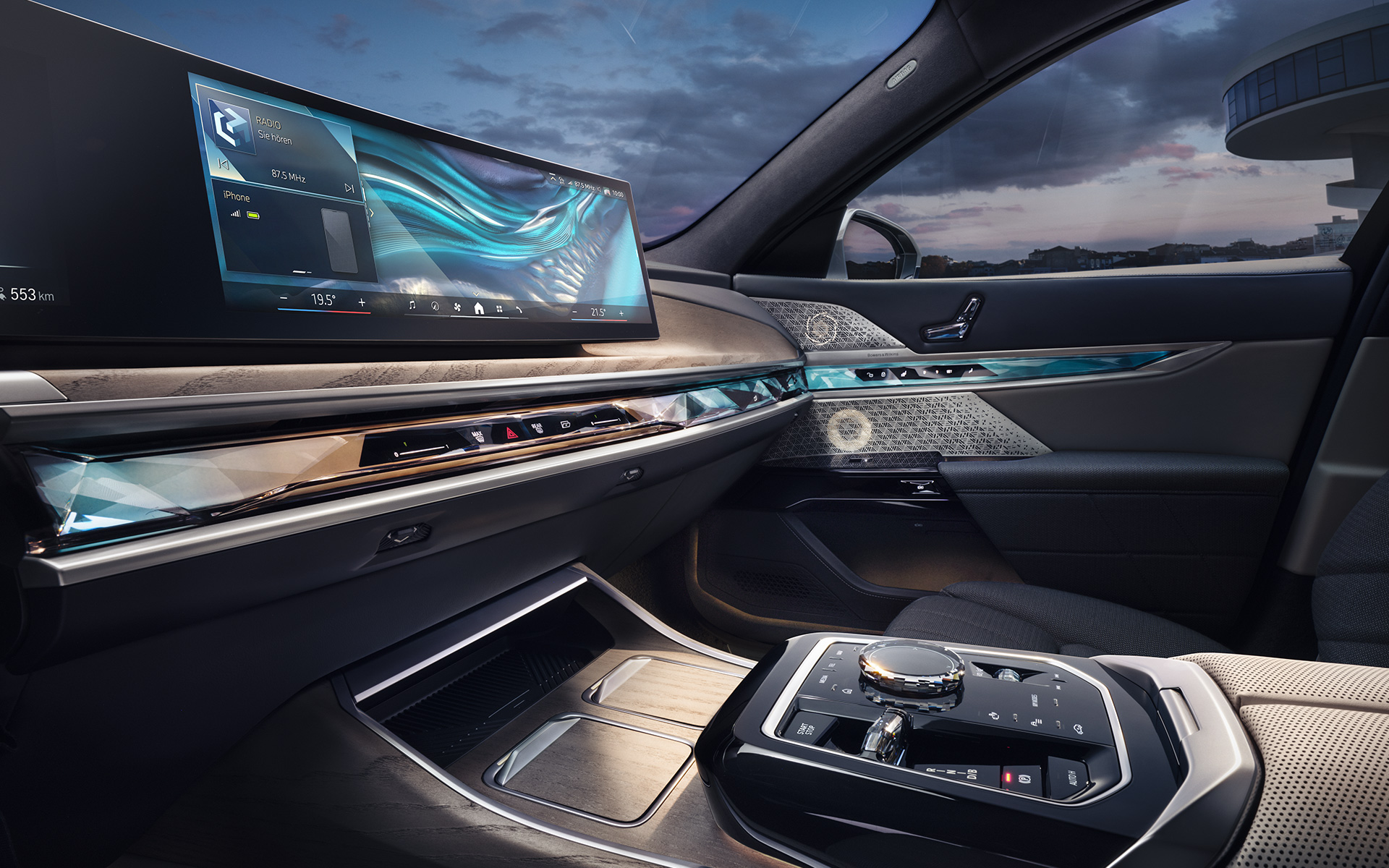 Plancia strumenti e Interaction Bar - Barra touch di comando della BMW i7 Berlina G70 interni